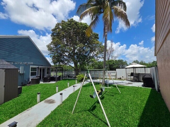 Foto del edificio - Southwest 12th Street, Pembroke Pines, FL 33025 - 3 BR 2 BA house