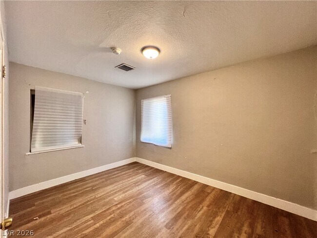 Foto del edificio - 2410 Poplar Ave