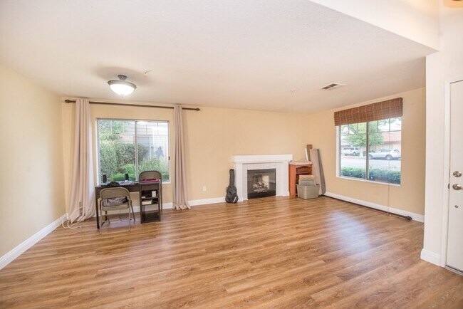 Building Photo - Beautiful Townhouse in the desirable Anaheim Packing District!
