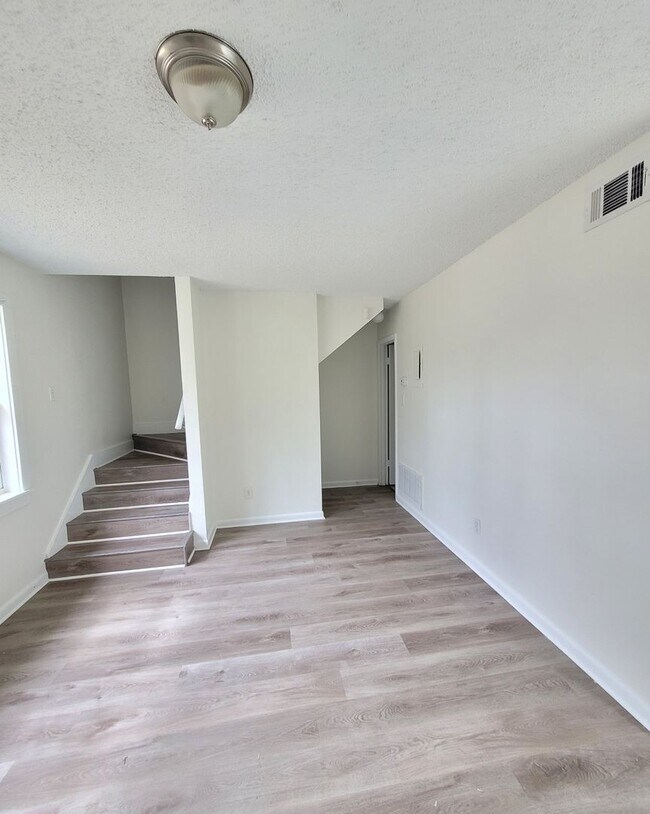 Building Photo - 1140 Lake Dr