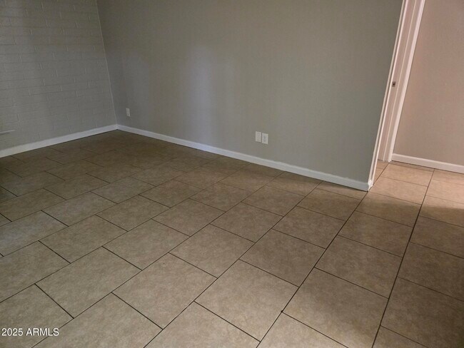 Building Photo - 902 E Southern Ave