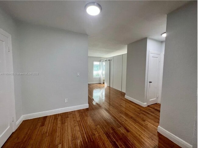 Foto del edificio - 7315 Carlyle Ave