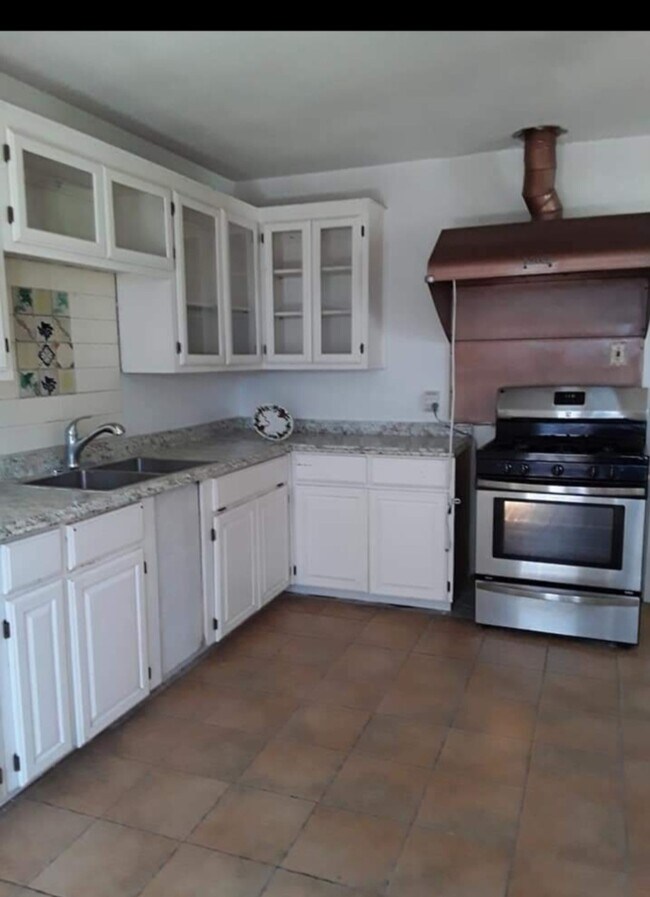 Kitchen - 2031 Beechaven Dr
