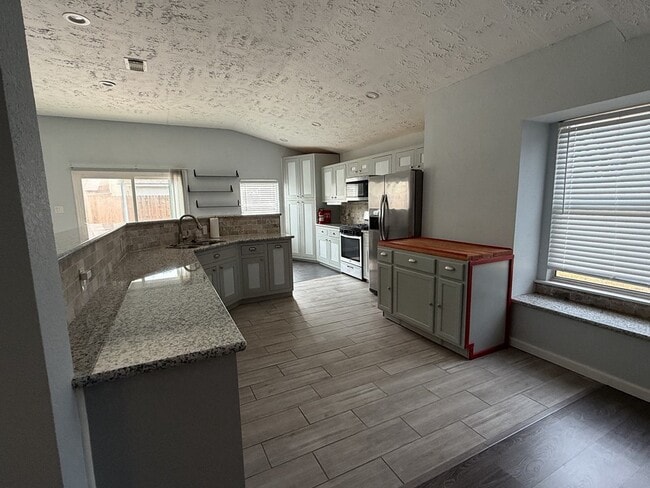 Building Photo - 306 Flora Vista Dr