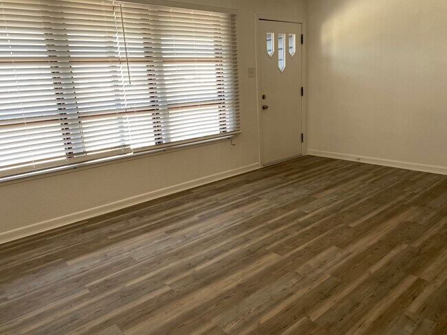 Foto del edificio - 1530 Daly Dr