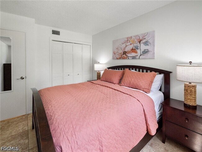 Foto del edificio - 7400 College Pkwy