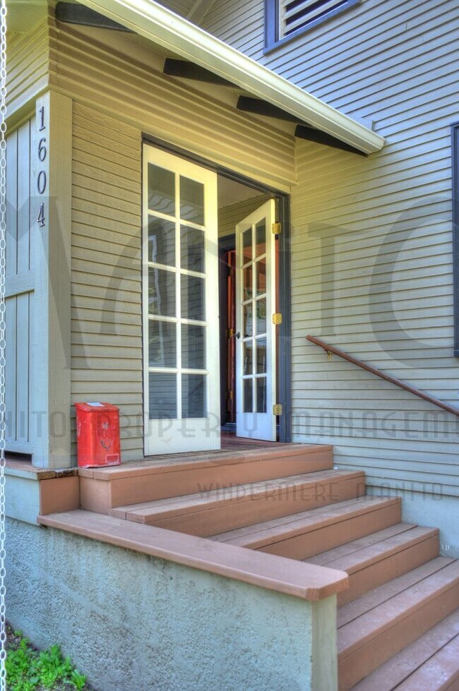 Building Photo - Peaceful Perry District Bungalow
