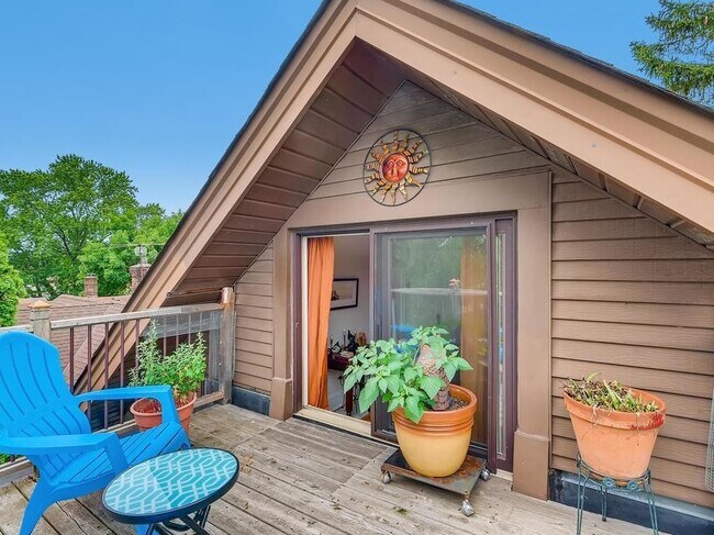 Top Deck - 3732 16th Ave S