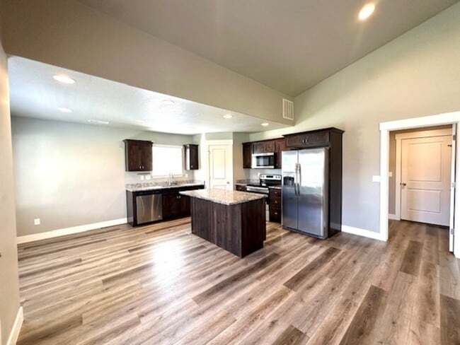 Building Photo - 1095 S 150 W