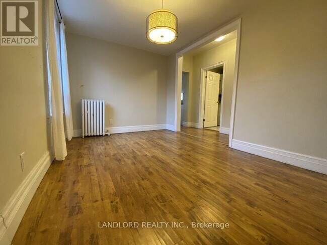 Building Photo - 412 Dovercourt Rd