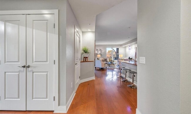 Building Photo - Amazing City Views