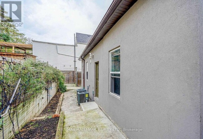 Building Photo - 822-822 Gerrard St E