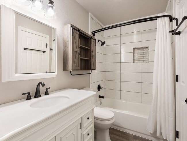 Building Photo - Charming in Cleburne!