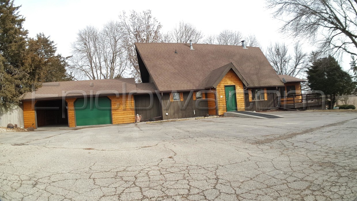 Primary Photo - 253 W Cemetery Rd