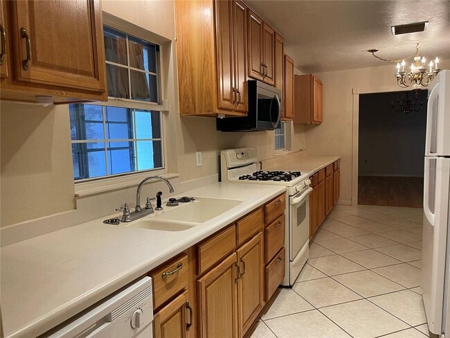 Building Photo - Charming 2 bedroom plus bonus room and 2 b...