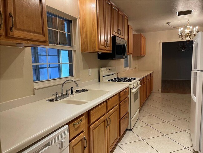 Foto del edificio - Charming 2 bedroom plus bonus room and 2 b...