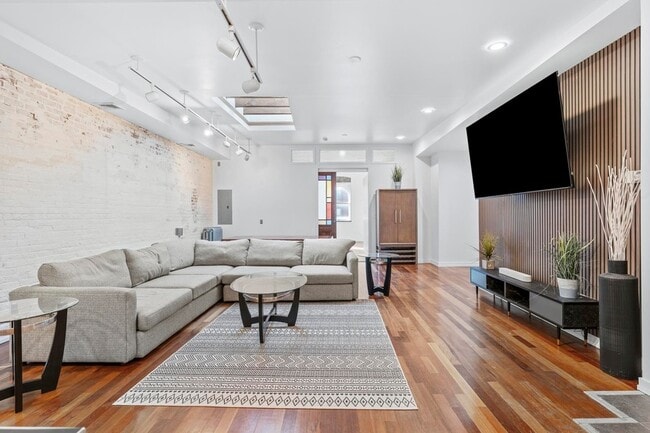 Building Photo - 330 Montgomery St