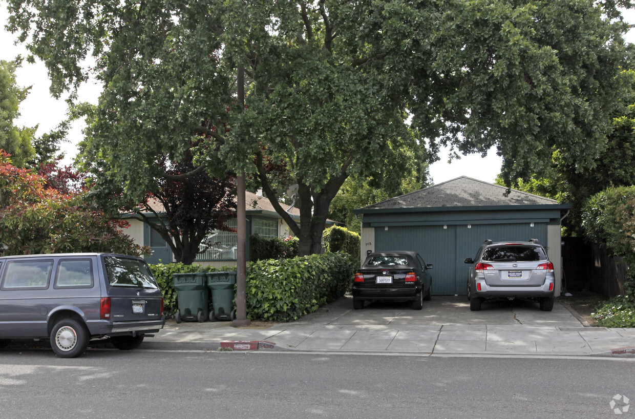 Primary Photo - 711-715 Roosevelt Ave