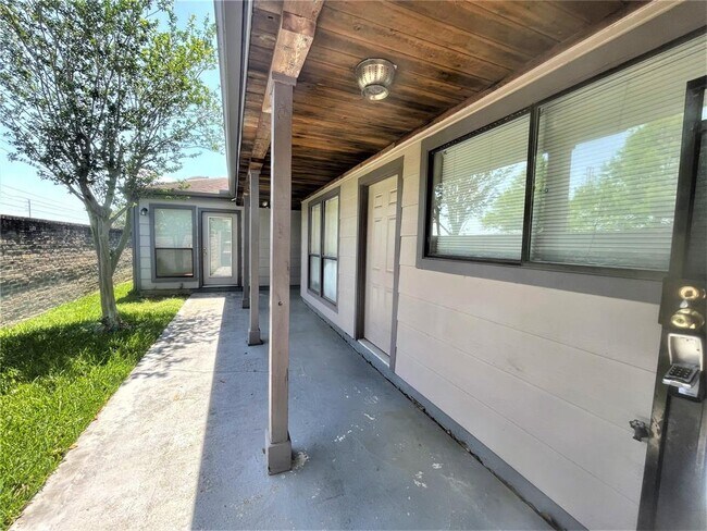 Foto del edificio - 16814 Pinemoor Way