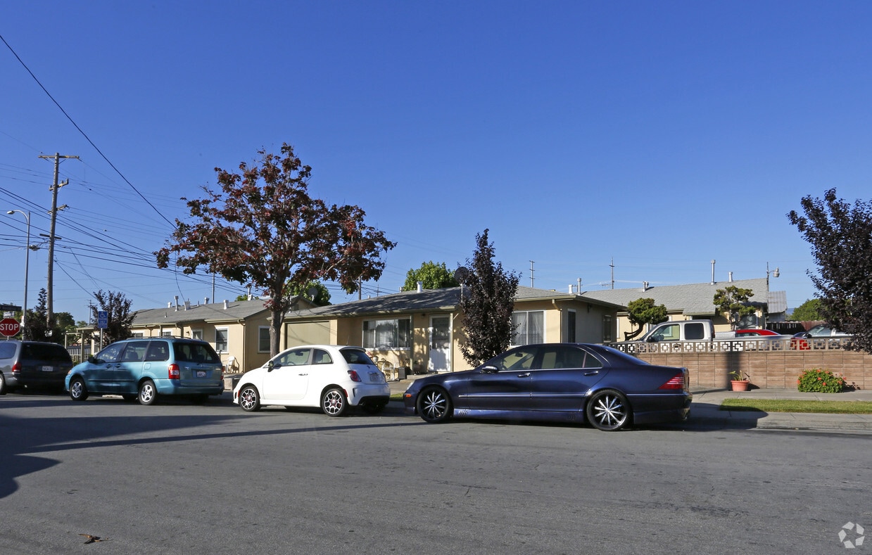 Primary Photo - Chestnut & Hedding Apartments