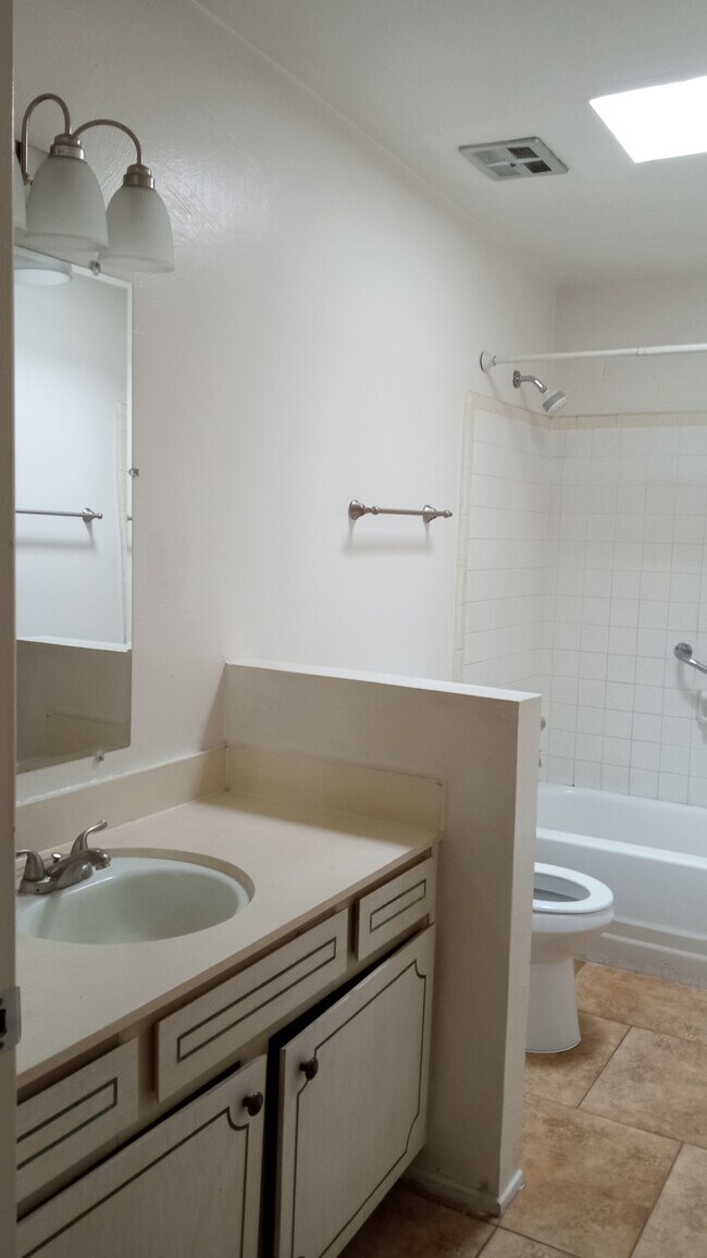 Baño del pasillo 1 - 5071 S Cherry Ave