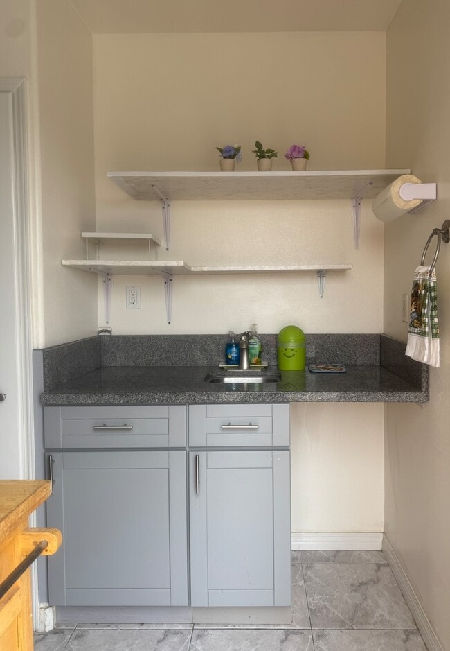 Kitchenette - 903 Hershey Ave