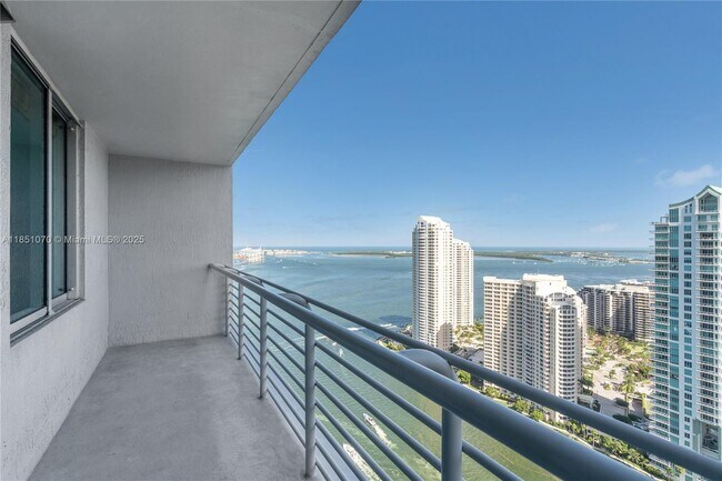 Foto del edificio - 325 S Biscayne Blvd