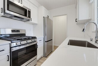 Building Photo - 6633 S Crenshaw Blvd