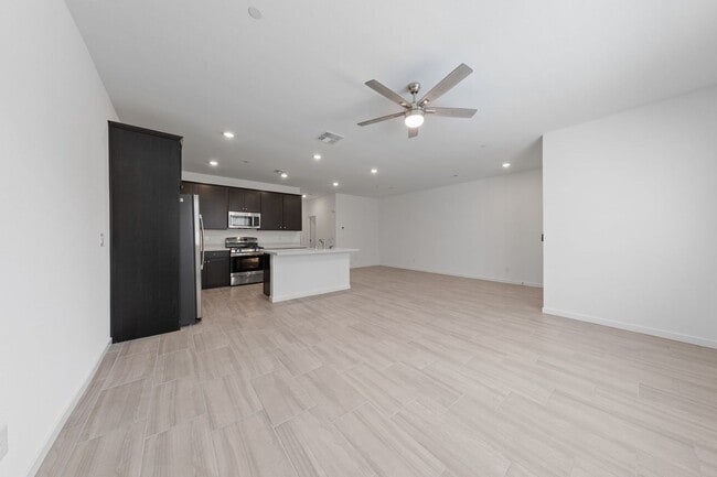 Foto del edificio - Brand New 3 Bedroom Townhome with Premium ...