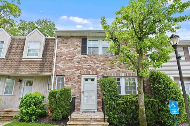 Building Photo - 32 Woodlake Dr E