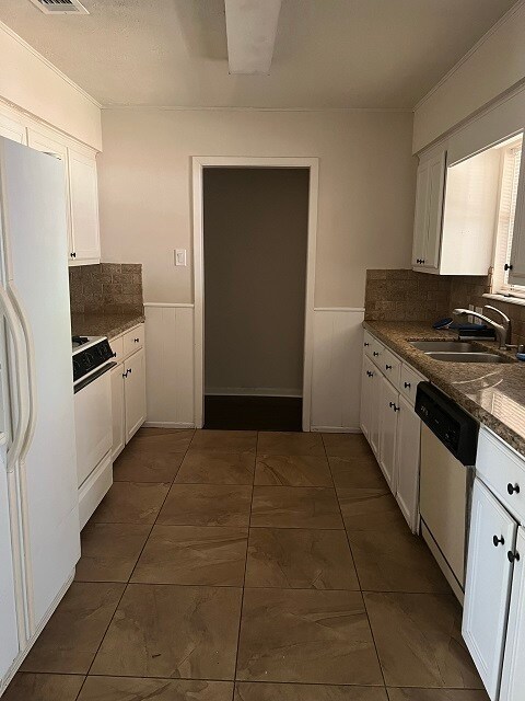 Building Photo - 4403 Robinhood Cir