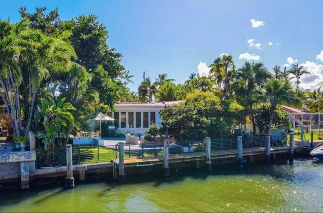 Building Photo - 1141 NE 86th St