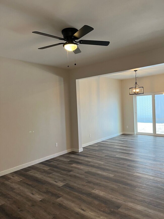 Foto del edificio - Available Now! Modern 3 Bedroom Townhome on the Westside of Idaho Falls!
