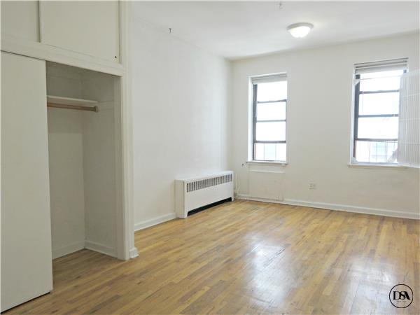 Primary Photo - 319 E 25th St