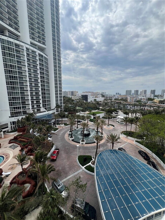 Foto del edificio - 18201 Collins Ave