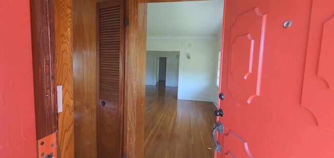 Entrada - 324 S Coronado St