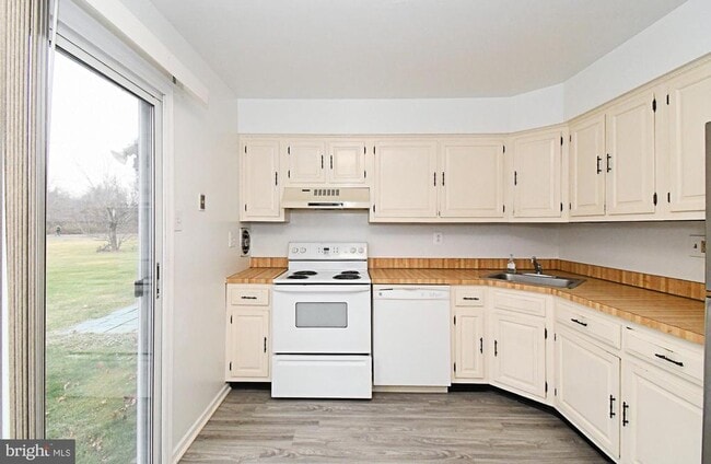 Foto del edificio - 592 Wrensong Rd