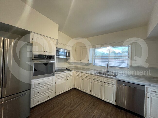 Foto del edificio - 2439 E 8th St