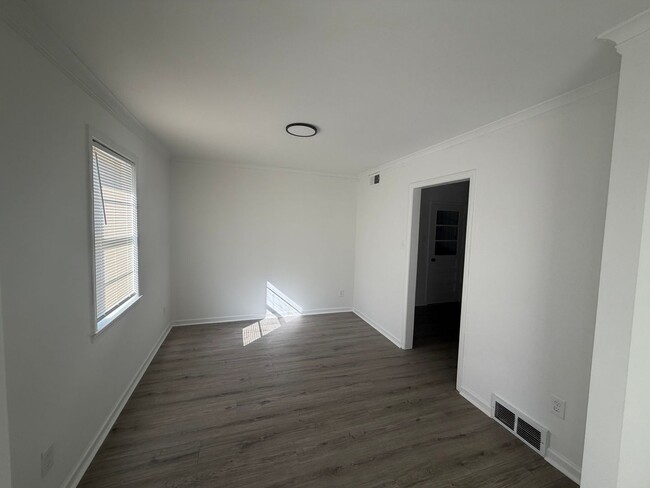 Foto del edificio - 1956 Edward Ave