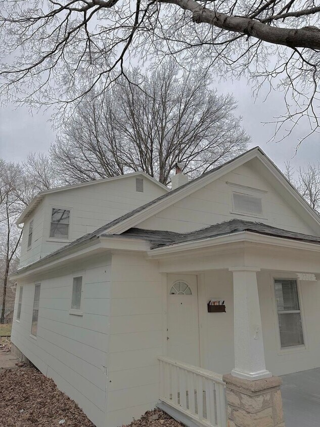 Primary Photo - 4bedroom 1 bath accepting only housing vou...