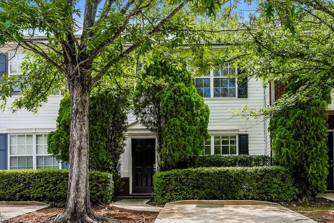Building Photo - 2286 Strathmoor Manor Dr