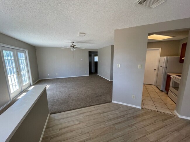 Building Photo - Price Change! Well-Maintained 3-Bedroom Ho...