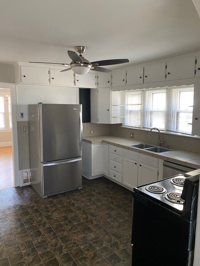 Foto del edificio - 74 E Iroquois Rd