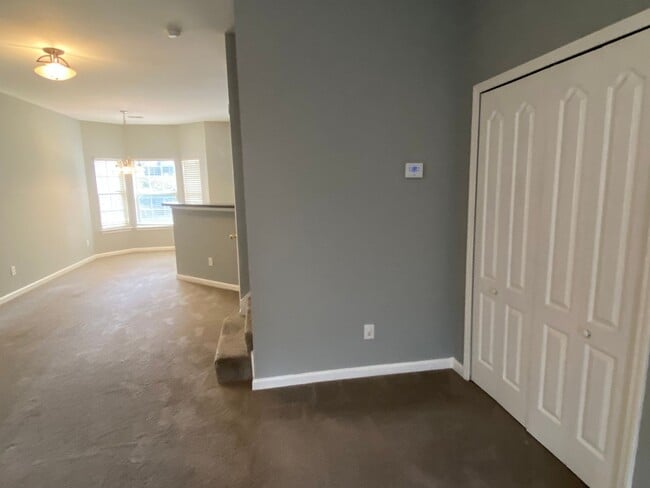 Building Photo - 3bedroom/2.5 bath Condo $1,495 -  Ready fo...