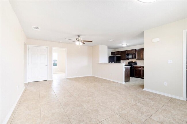 Building Photo - 2200 Creekside Ln