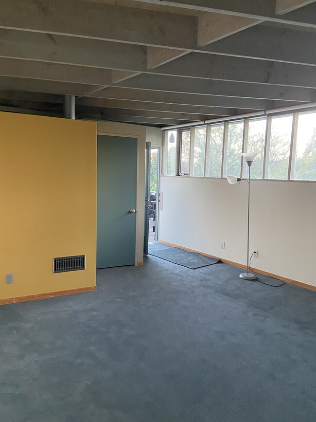 Building Photo - 872 Hanley Ave