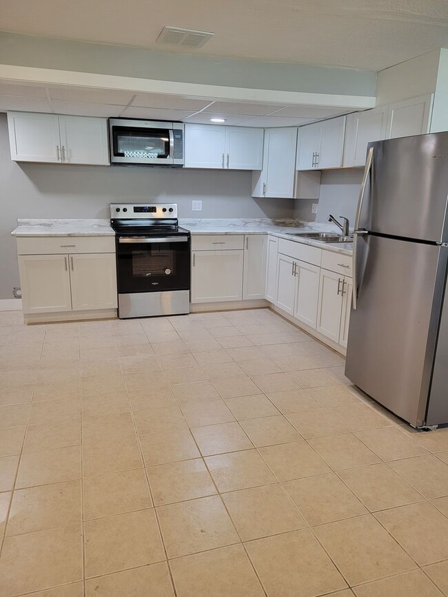 Building Photo - 842 3rd St