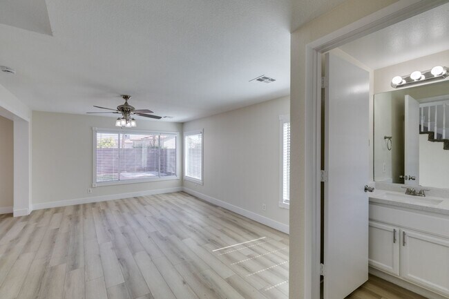 Foto del edificio - WHITNEY RANCH FRESHLY UPDATED 4 BEDROOM HOME WITH LARGE BACKYARD