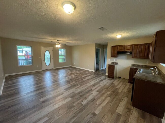 Foto del edificio - 3 bedroom 2 bath single family home in Whi...