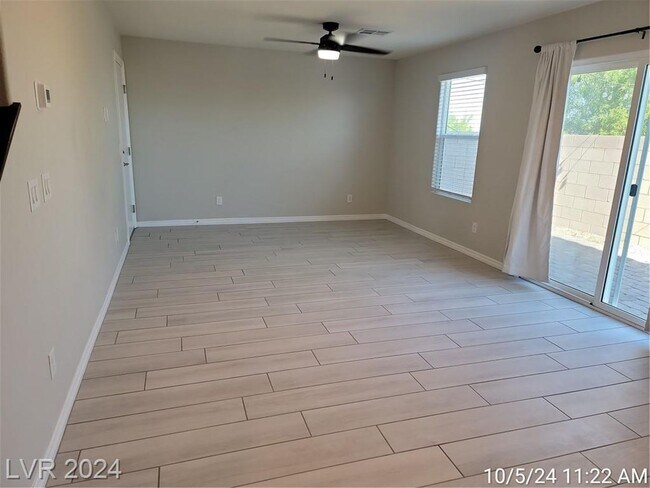 Foto del edificio - OUTSTANDING HENDERSON TOWNHOME IN GATED CO...